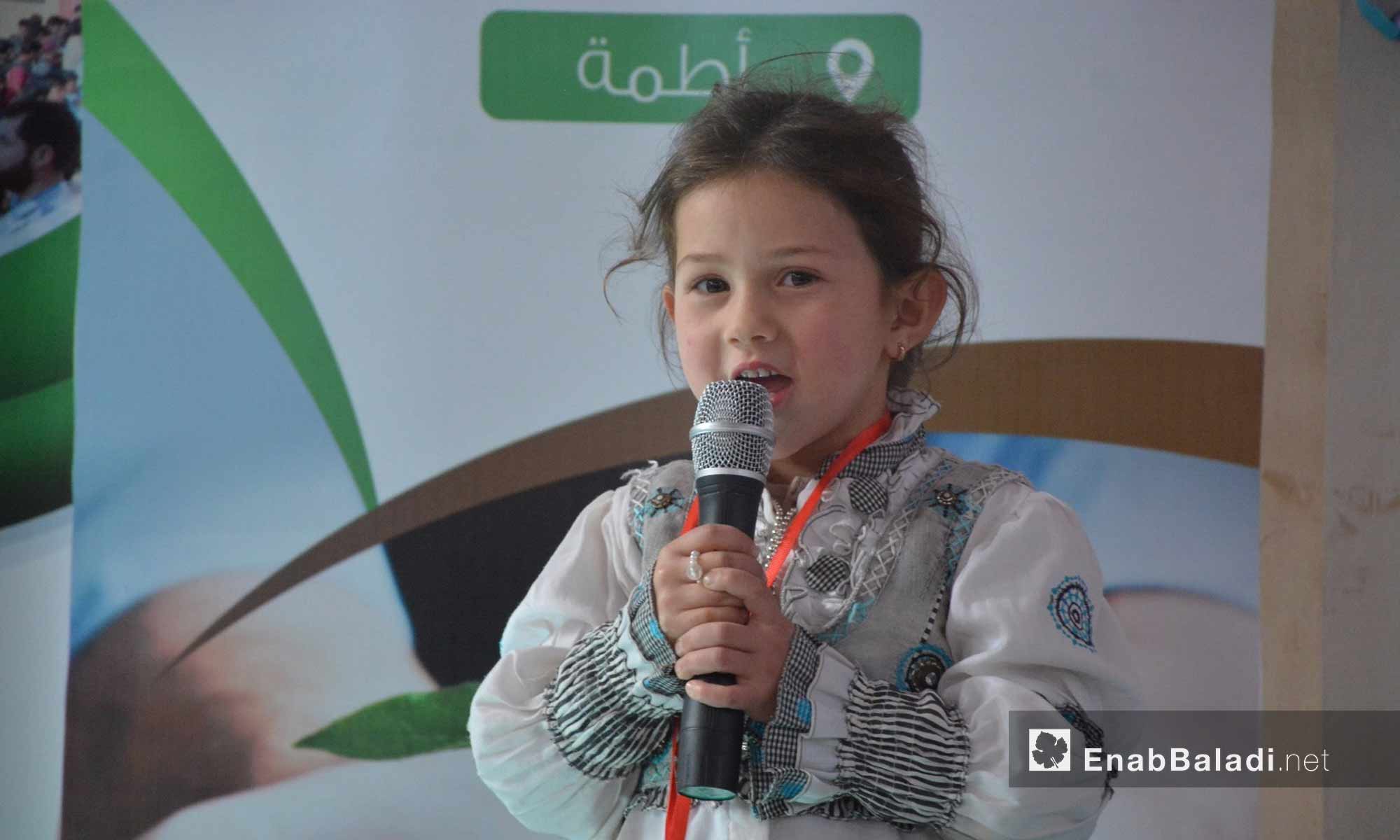 طفلة من المتفوقات في مدارس تجمع أطمة بإدلب - 20 شباط 2018 (عنب بلدي)