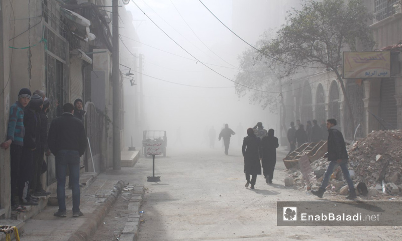 أهالي بلدة حمورية في الغوطة الشرقية يختبئون من القصف - 6 شباط 2018 (عنب بلدي)