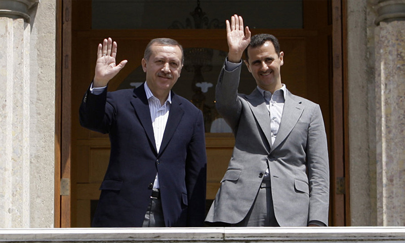 رئيس النظام السوري برفقة رئيس الوزراء التركي (آنذاك/ رئيس الدولة حاليًا) رجب طيب أردوغان في دمشق عام 2010 (AFP)