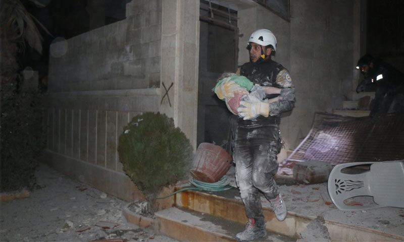 عنصر من الدفاع المدني يحمل طفلًا مصابًا إثر القصف على إدلب - 4 شباط 2018 (الدفاع المدني في إدلب)
