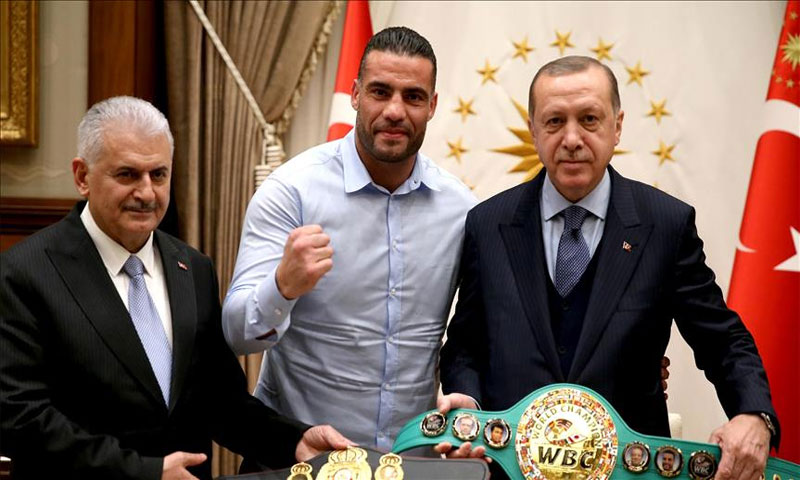 بطل العالم في الملاكمة مانويل شار مع الرئيس التركي في 21 شباط (الأناضول)