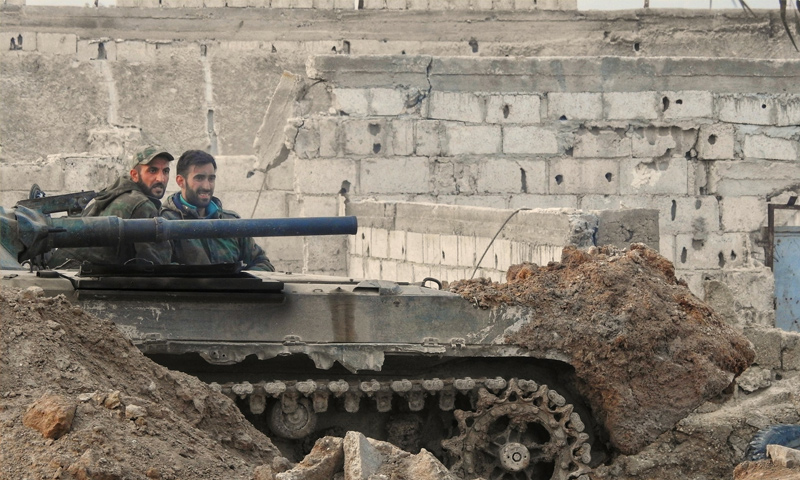 عناصر من قوات الأسد على جبهة حوش الضواهرة شرقي دمشق - 27 شباط 2018 (وسيم عيسى)