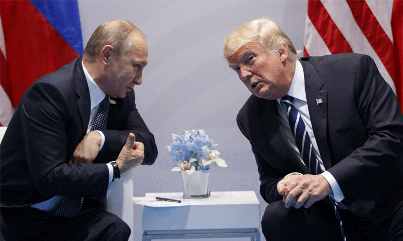 الرئيس الأمريكي الفائز بانتخابات 2016 إلى يمين الصورة "دونالد ترامب، والرئيس الروسي إلى اليسار "فلاديمير بوتين" (SITA/AP)