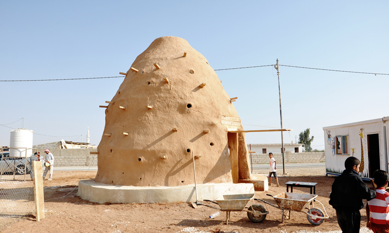 مدرسة في مخيم الزعتري ضمن مشروع "100 مدرسة للأطفال اللاجئين" (منظمة هندسة الطوارئ وحقوق الإنسان)