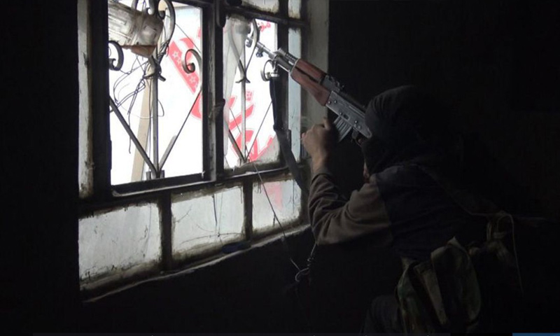 عنصر من تنظيم الدولة الإسلامية خلال المعارك الدائرة في مخيم اليرموك - 16 شباط 2018 (أعماق)