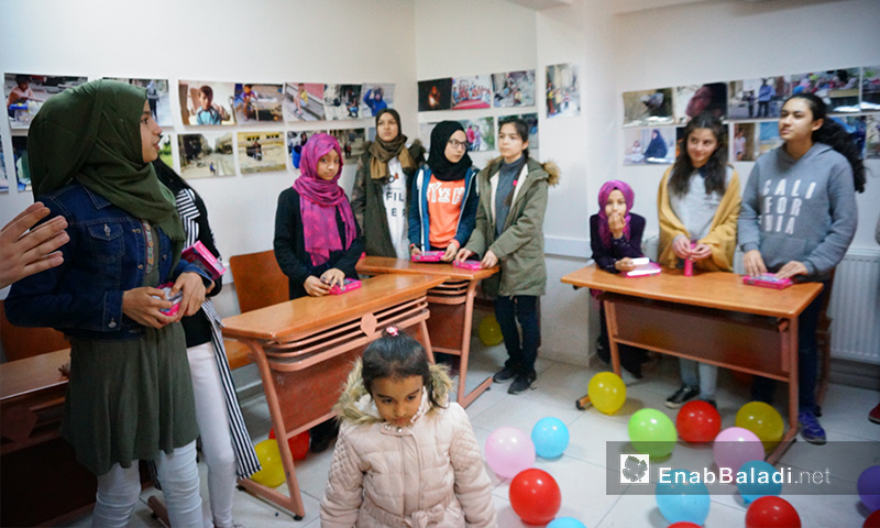 سوريون وأتراك في مدرسة "الهدف" بأورفة التركية - 24 شباط 2018 (عنب بلدي)