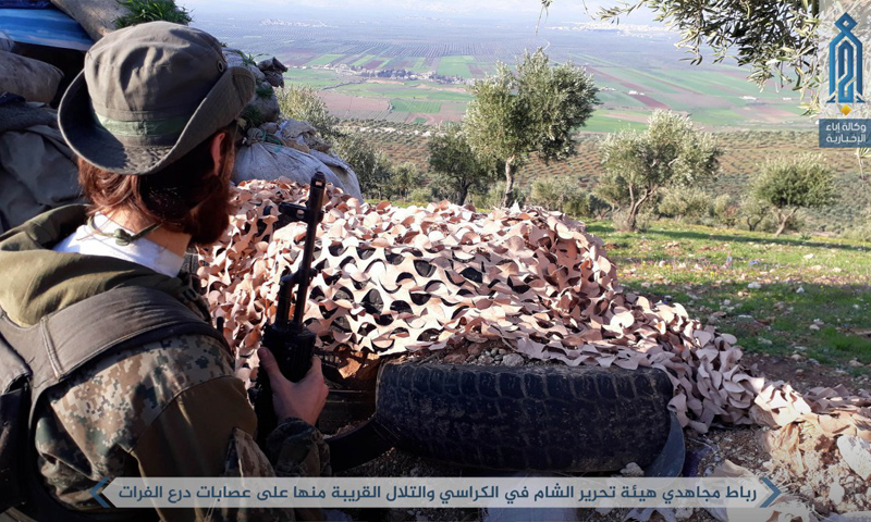 عنصر من هيئة تحرير الشام يتمركز على جبهات درع الفرات شمالي إدلب - 24 شباط (إباء)