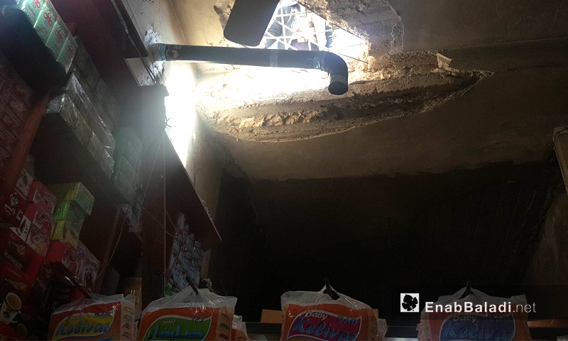 فتحة في سقف محل تجاري تعرض للقصف في سوق اعزاز الشعبي شمالي حلب - 3 شباط 2018 (عنب بلدي)
