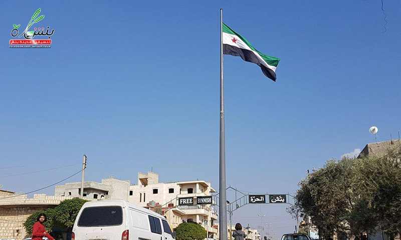 علم الثورة مرفوع في ساحة مدينة بنش شمالي إدلب - (تنسيقية بنش)