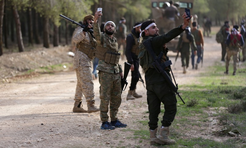 عناصر من الجيش الحر على الجبهات العسكرية شمالي عفرين - 6 آذار 2018 (رويترز)