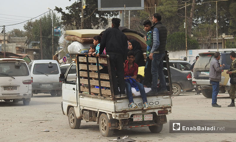 عودة مدنيين إلى منازلهم بعد تأمينها من الألغام في مدينة عفرين - 18 آذار 2018 (عنب بلدي)