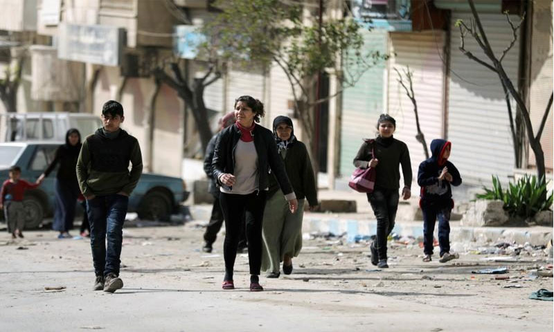 مدنيون في شوارع عفرين بعد انتشار "الجيش الحر" والقوات التركية في المنطقة - 18 آذار 2018 (رويترز)