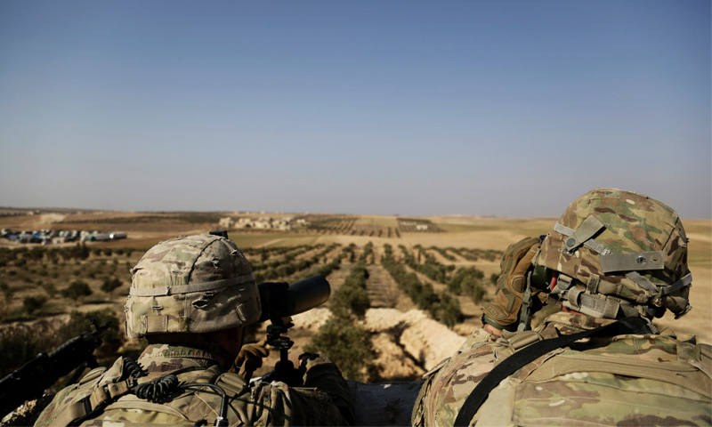 عنصرين من القوات الأمريكية ينظرون نحو الحدود التركية- 7 شباط 2018 (AP)