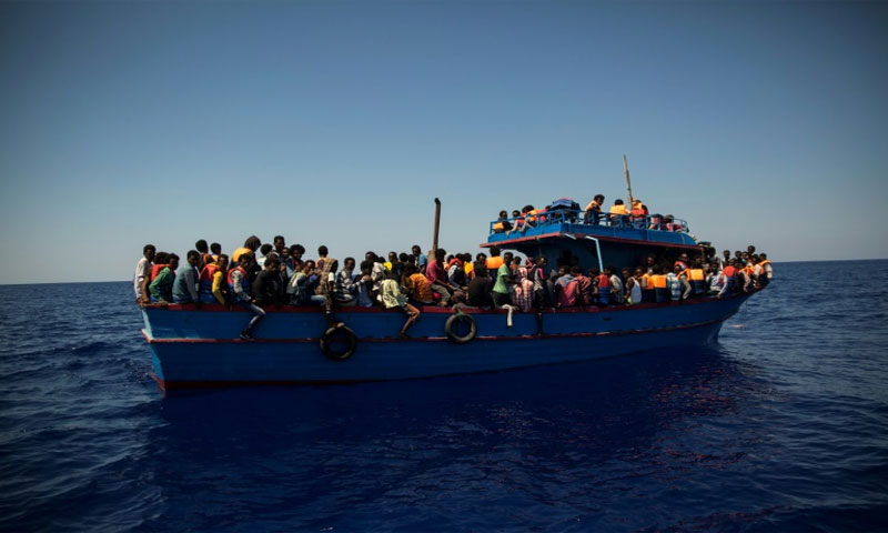 مهاجرون ينتظرون إنقاذهم في البحر المتوسط - 2 من آب 2017 (AFP)