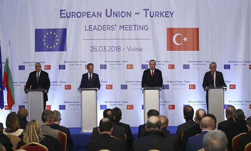 مؤتمر صحفي على هامش القمة التركية الأوروبيةفي 26 آذار 2018(الأناضول)