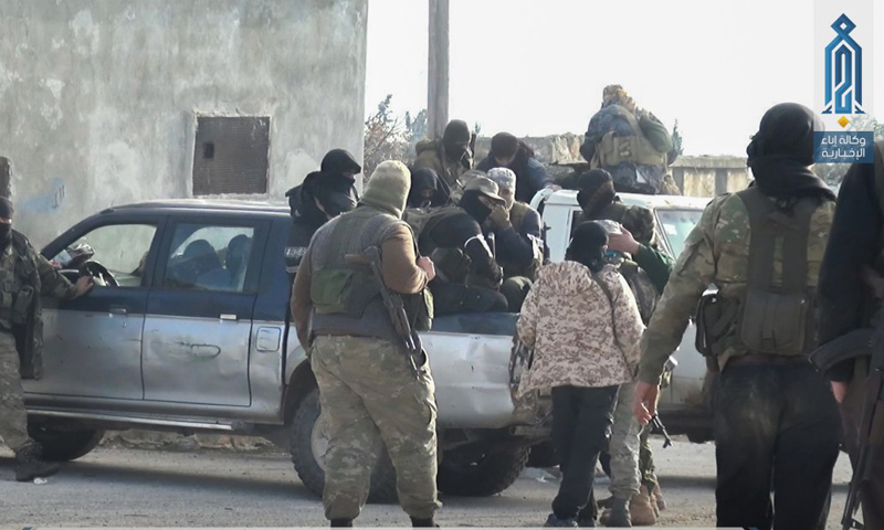 عناصر من هيئة تحرير الشام قبل الدخول إلى مدينة معرة مصرين في ريف إدلب - 2 آذار 2018 (إباء)