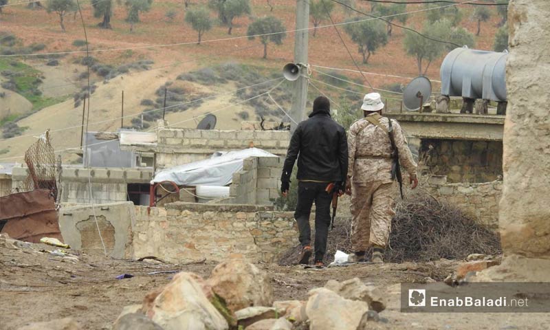 عنصران من الجيش الحر في قرية زيتونة بمحيط منطقة عفرين - 5 آذار 2018 (عنب بلدي)