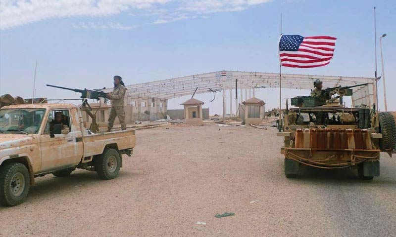 قوات أمريكية وعنصر للجيش الحر في سيارة عسكرية بالبادية السورية - 17 آذار 2018 (شبكة البادية 24 في فيس بوك)