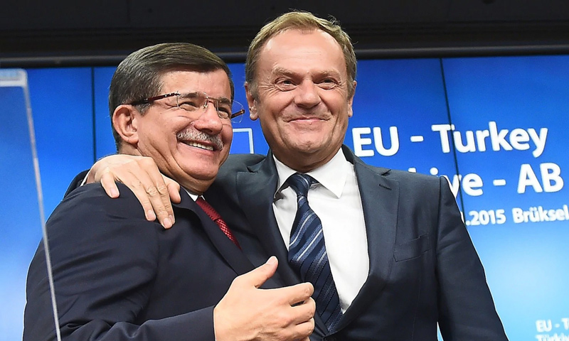 رئيس الوزراء التركي إلى جانب رئيس المجلس الأوروبي دونالد تاسك- تشرين الثاني 2015 (AFP)