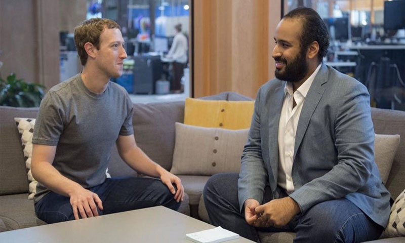 محمد بن سلمان مع مؤسس "فيس بوك" مارك زوكربيرج في "وادي السيليكون" عام 2016 (العربية)