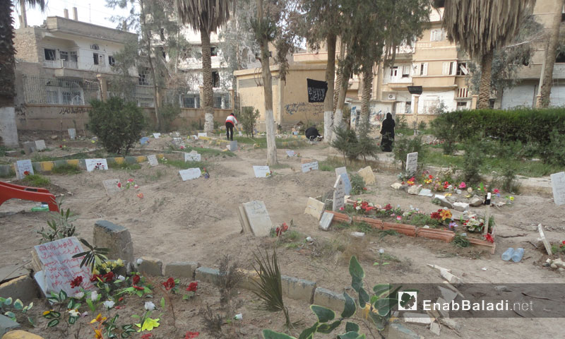 مقابر حفرها الأهالي في حديقة المشتل داخل حي الشيخ ياسين بمدينة دير الزور - 2013 (عنب بلدي)