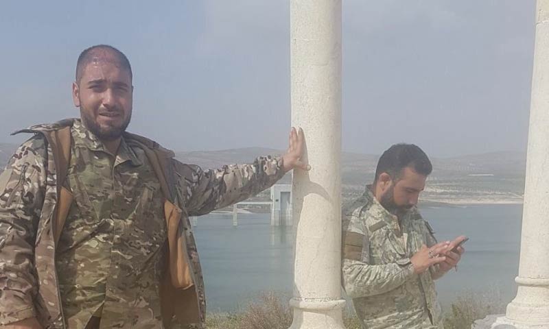 عناصر من "الجيش الحر" قرب سد ميدانكي شمالي عفرين - 7 آذار 2018 (تويتر)