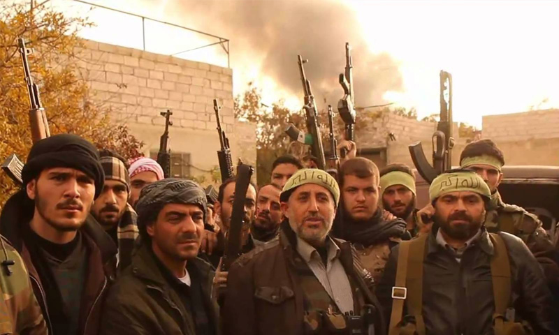 أبو صبحي طه مع عدد من عناصر جيش الأمة - كانون الأول 2014 (فيس بوك)
