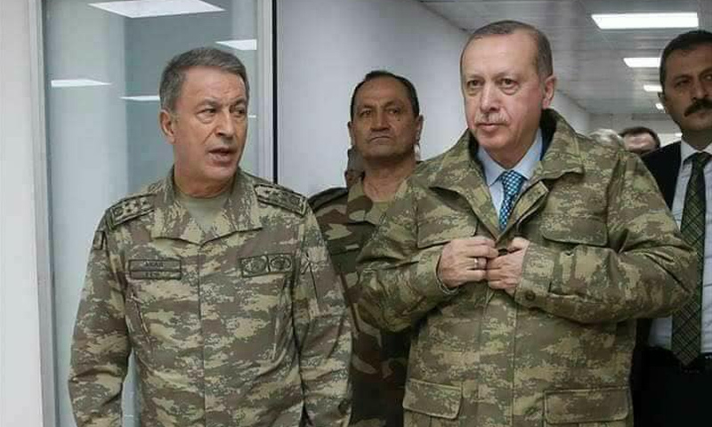 الرئيس التركي رجب طيب أردوغان ورئيس الاستخبارات العسكرية خلوصي آكار على الحدود التركية - كانون الثاني 2018 (الأناضول)