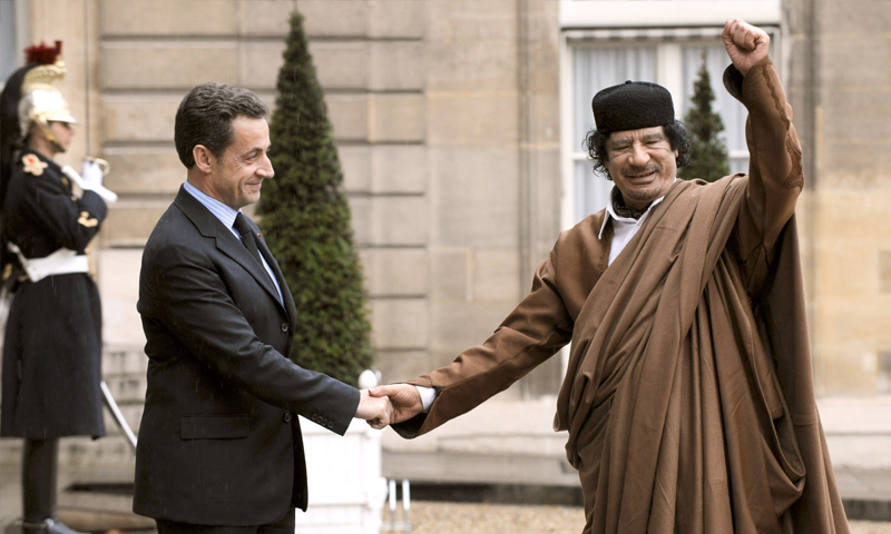 الرئيس الفرنسي الأسبق نيكولا ساركوزي ونظيره الليبي الراحل معمر القذافي - كانون الأول 2007 (AFP)