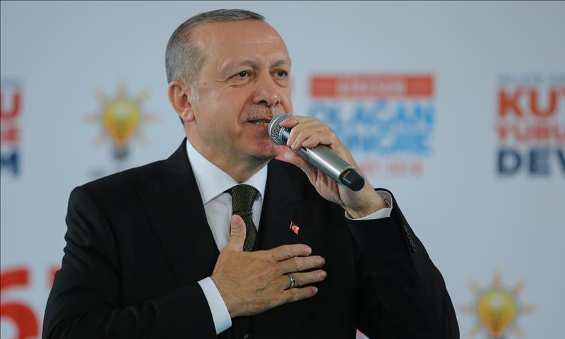 الرئيس التركي رجب طيب أردوغان خلال خطاب في اجتماع حزب "العدالة والتنمية" من ولاية غريسون، شمالي تركيا- 25 آذار 2018 (الأناضول)