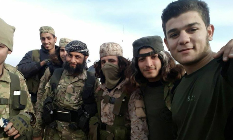 الشرعي أبو اليقظان المصري مع مقاتلين من تحرير الشام خلال اقتتال إدلب - شباط 2018 (فيس بوك)