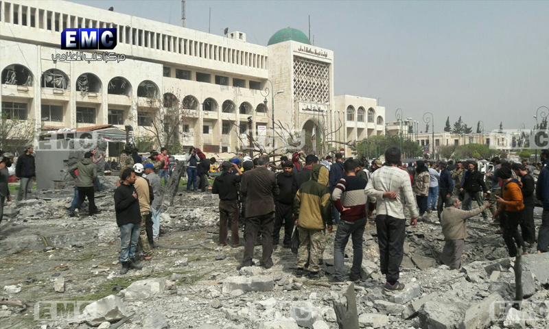 آثار الدمار الذي أحدثه انفجار سيارة مفخخة وسط إدلب - 24 آذار 2018 (مركز إدلب الإعلامي)