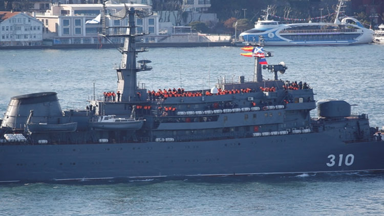 السفينة البحرية الروسية أثناء عبورها المضيق في 2 نيسان 2018(HABER 7)