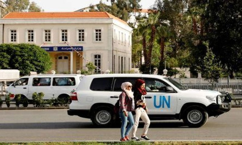 مركبة تابعة للأمم المتحدة على متنها مفتشون دوليون يتبعون لمنظمة حظر الأسلحة الكيميائية في العاصمة دمشق يوم 19 نيسان 2018(رويترز)