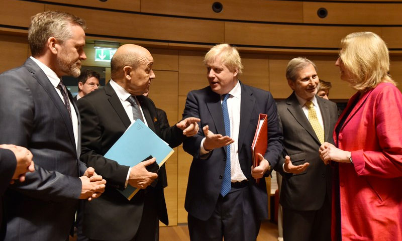 عدد من وزراء خارجية الاتحاد الأوروبي في قمة بروكسل - 16 نيسان 2018 (رويترز)