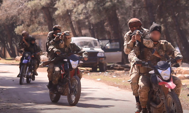 عناصر من قوات النخبة التابعة لهيئة تحرير الشام ضمن معسكر تدريبي في إدلب - 15 نيسان 2018 (وكالة إباء)