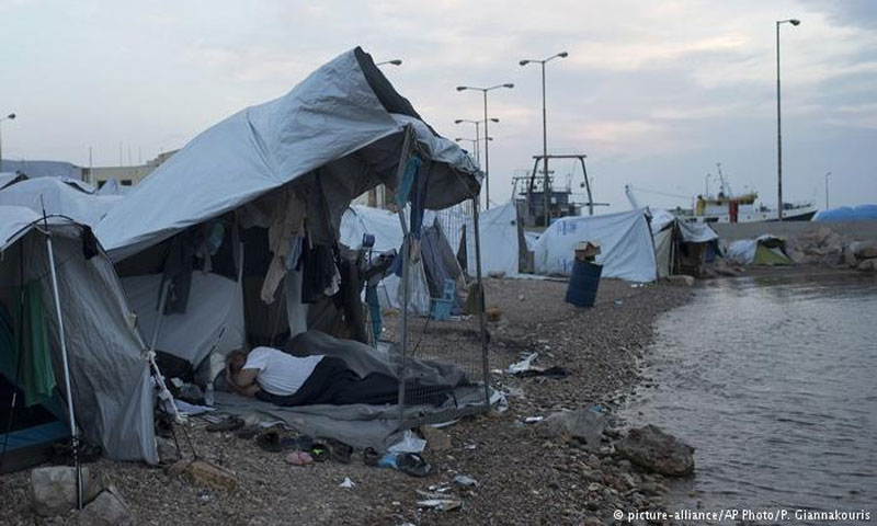 مهاجرون في مخيمات اللجوء في إحدى الجزر اليونانية في تشرين الاول 2017(AP)