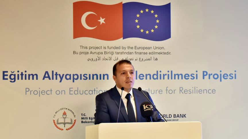 المشرف على مشروع إنشاء مدارس في تركيا، فاتح محمد أوروج، خلال اجتماع في 4 نيسان 2018