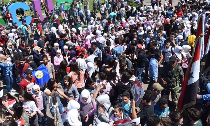 طلاب مدارس في مسيرات النظام السوري في سياحة الأمويين- 16 نيسان 2018 (دمشق الآن)
