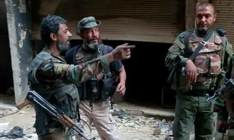 ضباط من حركة التحرير الفلسطيني على جبهات مخيم اليرموك جنوبي دمشق - 22 نيسان 2018 (فيس بوك)
