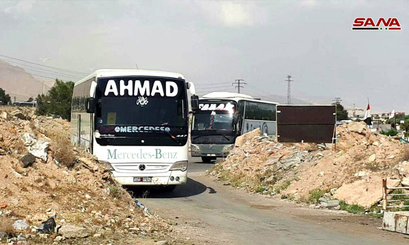 حافلات تدخل مدينة دوما لإخراج المدنيين والمقاتلين - 8 نيسان 2018 (سانا)
