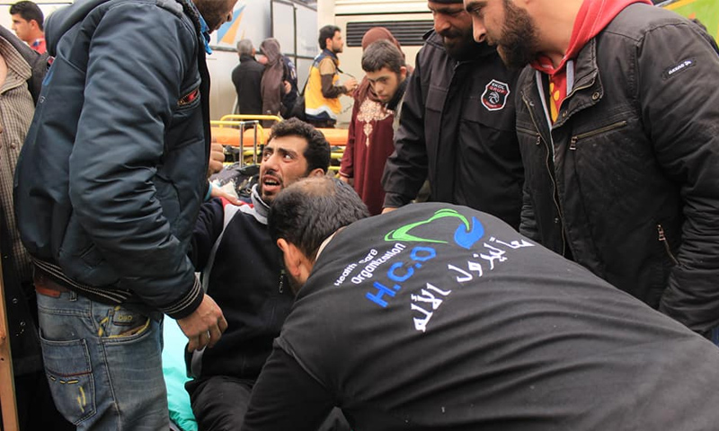 مسعفون من منظمة الرعاية الطبية يقومون بإخلاء جرحى الغوطة الشرقية في إدلب - آذار 2018 (الرعاية الطبية)
