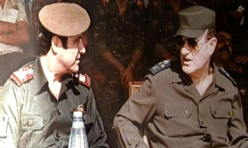 رفعت الأسد (يسار) مع شقيقه حافظ الأسد في 1984(AFP)