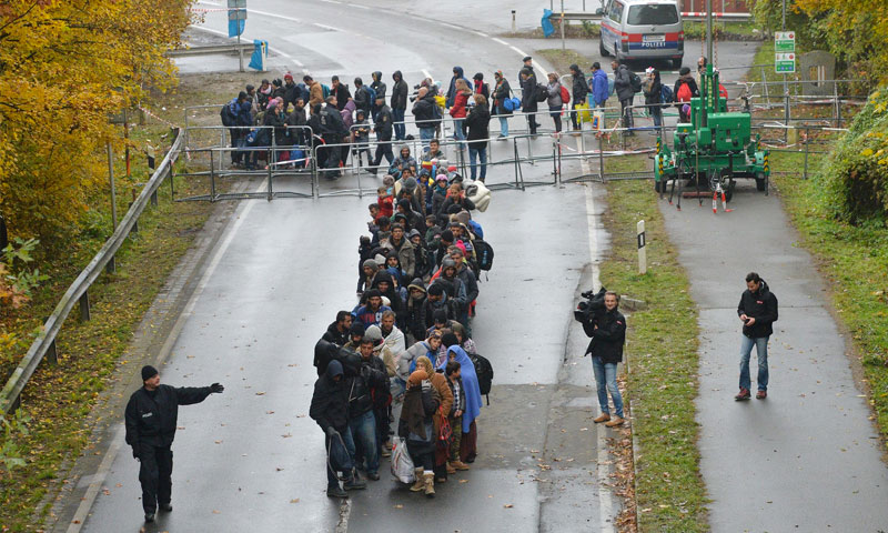 لاجئون يسيرون في أحد الشوارع بعد عبور الحدود بين النمسا وألمانيا - 29 تشرين الأول 2015 (AP)
