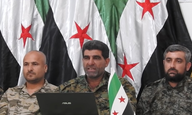 العقيد الركن إبراهيم بكار أبو خليل (وسط) خلال إعلان بيان تشكيل قيادة المنطقة الوسطى - (يوتيوب)