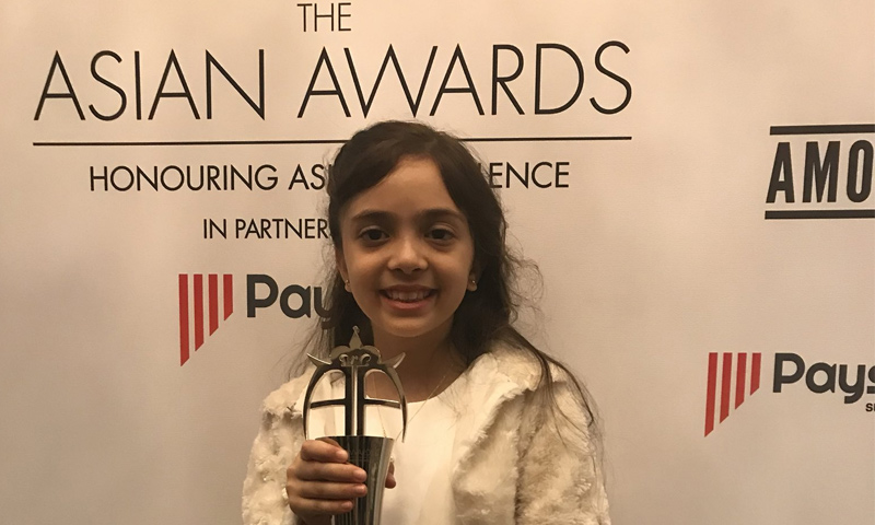 الطفلة السورية بانا العابد خلال حفل تكريمها في "جوائز آسيا" بلندن - 27 من نيسان 2018 (تويتر)