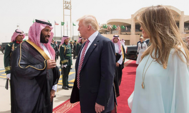 الرئيس دونالد ترامب إلى جانب محمد بن سلمان في زيارة إلى السعودية - 2017 (انترنت)