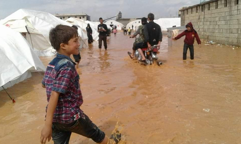 مياه الأمطار في إحدى مخيمات ريف حلب - 8 من أيار 2018 (فيس بوك)