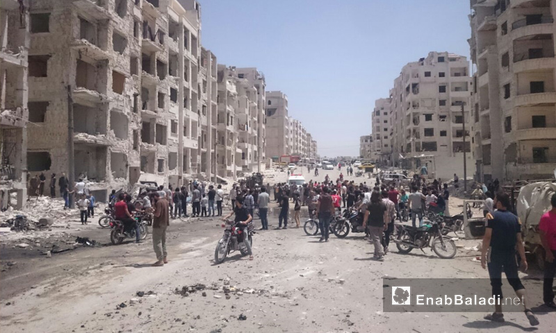 آثار انفجار سيارة مفخخة في شارع الثلاثين بمدينة إدلب - 26 من أيار 2018 (عنب بلدي)