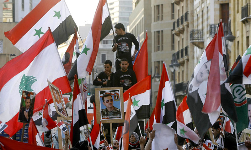 متظاهرون مؤيدون لرئيس النظام السوري بشار الأسد في بيروت - شباط 2012 (AFP)